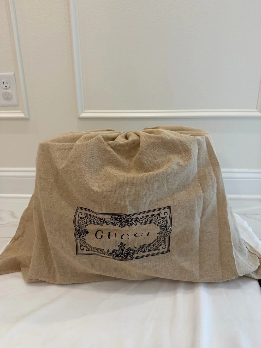 Gucci tote signature
